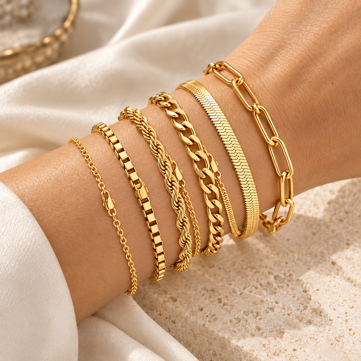 Set Auréia porté au poignet — six bracelets dorés