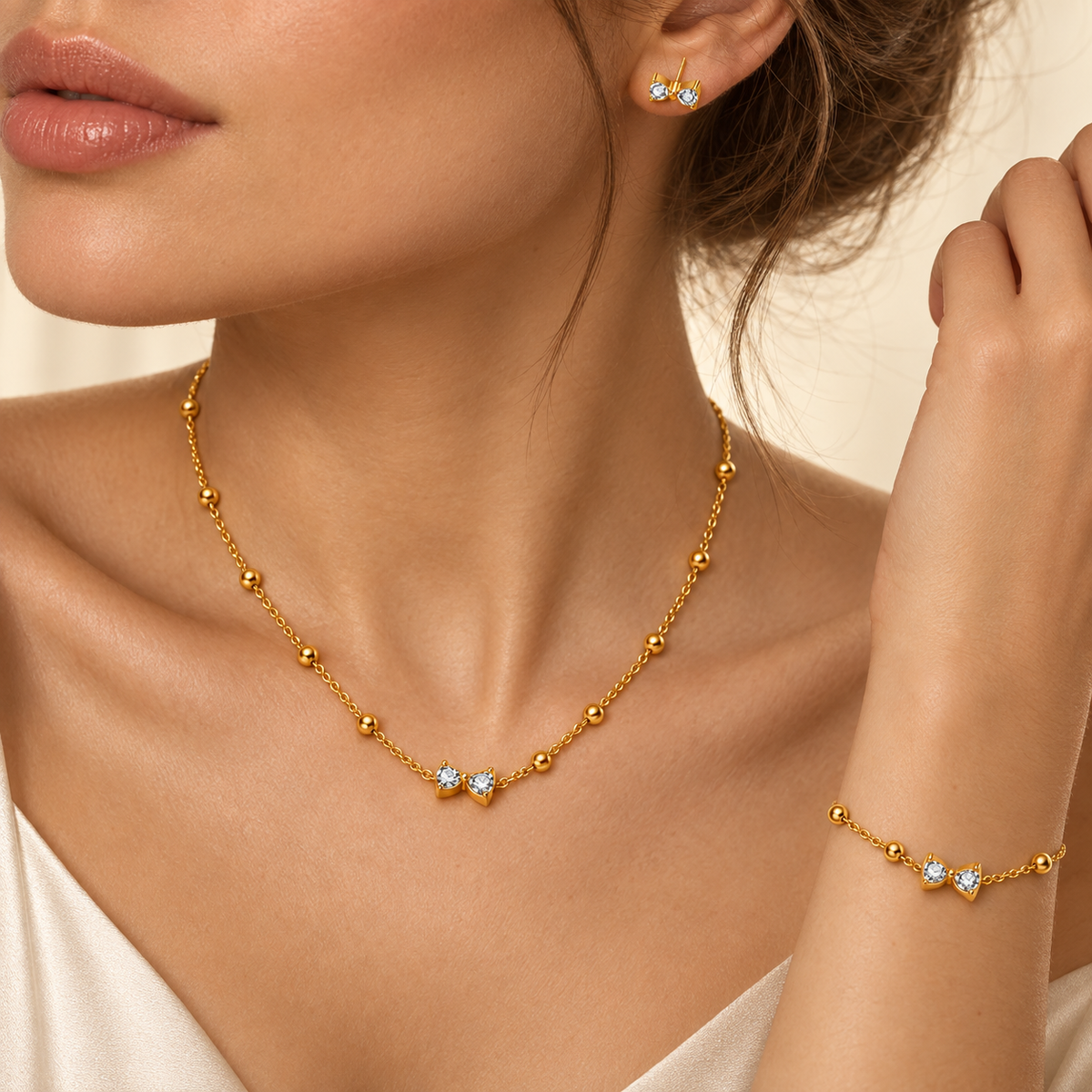 Set Céloria porté par une femme — collier, bracelet et boucles