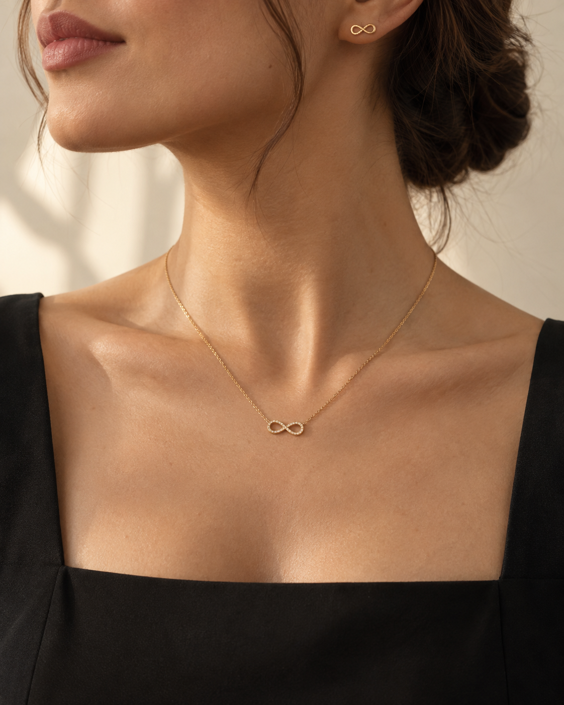 Femme portant la parure Éternia de face