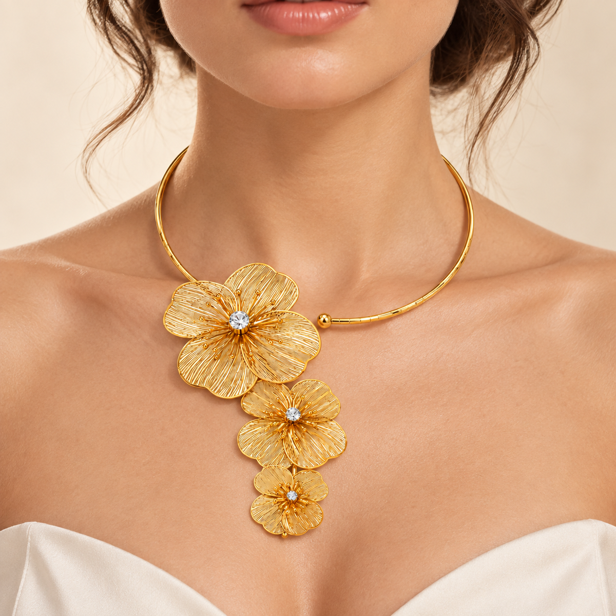 Collier Éclosia porté par une femme — vue détaillée