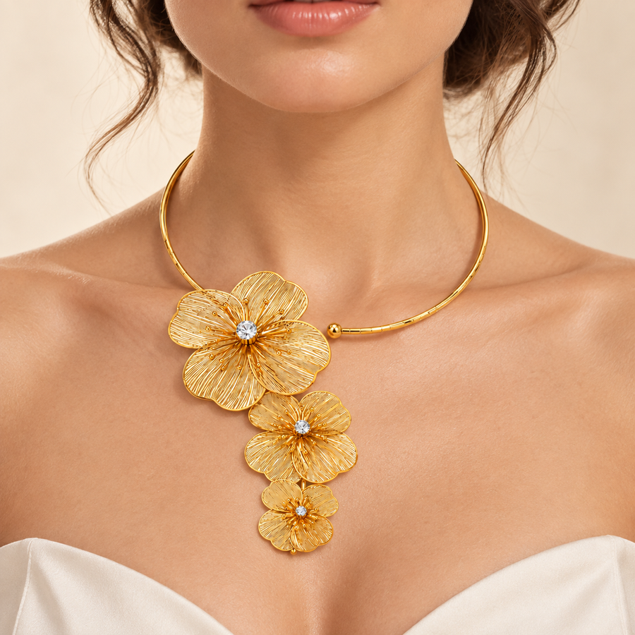 Collier Éclosia porté par une femme — vue détaillée